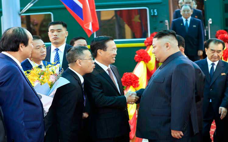  Ông Võ Văn Thưởng - Ủy viên Bộ Chính trị, Bí thư Trung ương Đảng, Trưởng ban Tuyên giáo Trung ương đón ông Kim Jong-un và đoàn Triều Tiên tại ga Đồng Đăng. Nguồn: internet 