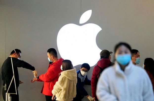 Apple thừa nhận doanh thu quý sẽ giảm do dịch virus corona. Ảnh: Reuters.
