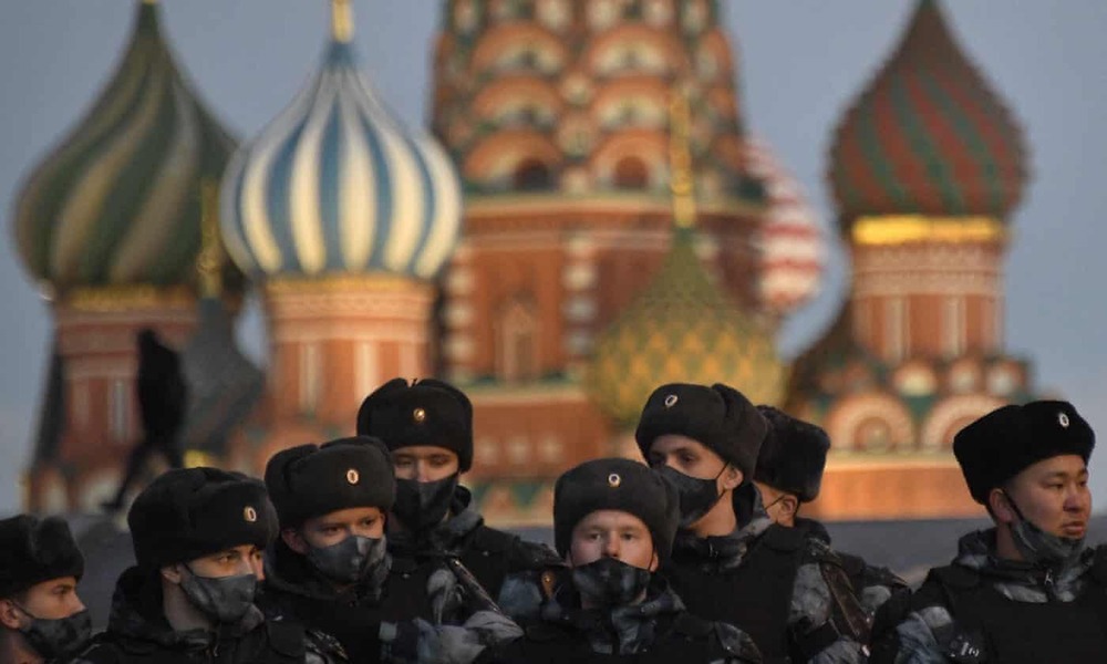  Cảnh sát Nga siết chặt an ninh tại Quảng trường Đỏ ở Moscow hôm thứ Năm, 24/2. Ảnh AFP/Getty Images 