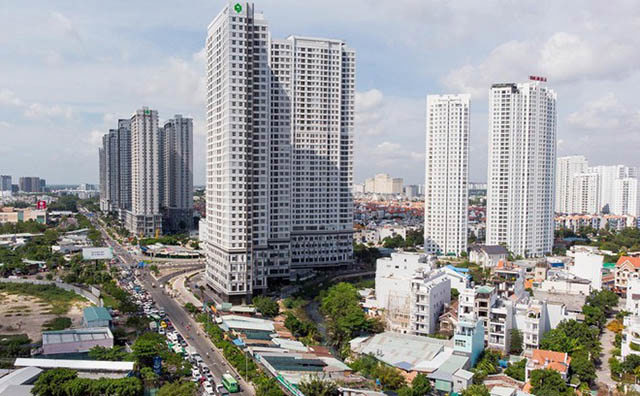 Đường Nguyễn Hữu Thọ là tuyến đường huyết mạch kết nối khu Nam với trung tâm TP. Hồ Chí Minh, có chiều dài 4km nằm trên trục Bắc - Nam, sắp tới sẽ được mở rộng lên 6 - 8 làn xe để đáp ứng nhu cầu phát triển các khu đô thị dọc tuyến.