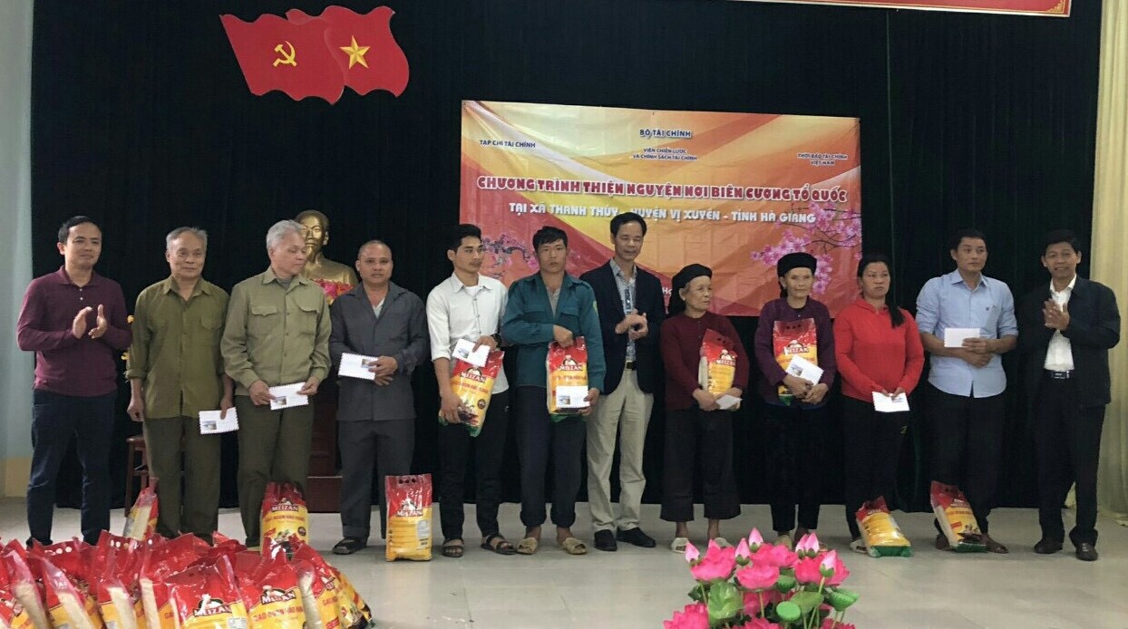 Lãnh đạo Tạp chí Tài chính, Viện Chiến lược và chính sách Tài chính, Thời báo Tài chính Việt Nam tặng tặng quà các gia đình có công với Cách mạng và hộ nghèo tại Hà Giang.