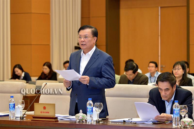 Bộ trưởng Bộ Tài chính Đinh Tiến Dũng trình bày Tờ trình của Chính phủ tại phiên họp. Nguồn: QH