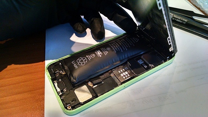 Sạc, cáp kém chất lượng có thể làm phồng pin, hỏng chip nguồn iPhone.