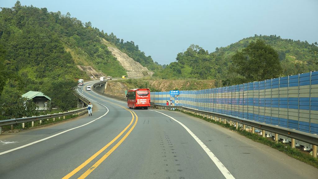 Cải thiện hạ tầng giao thông sẽ giúp Việt Nam trở thành trung tâm vận tải tại khu vực ASEAN. Ảnh: Lê Tiên