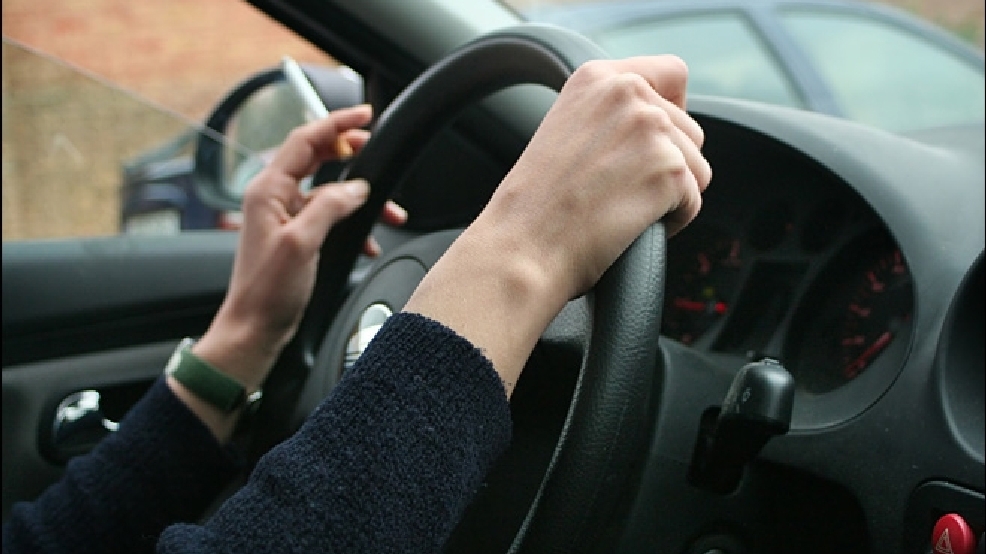 Hút thuốc lá không những gây hại sức khỏe mà còn khiến các vật dụng xung quanh bạn bị “ám” mùi, nhất là trong xe hơi. Nguồn: internet