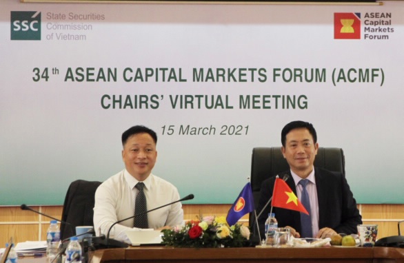 Ông Trần Văn Dũng, Chủ tịch Ủy ban Chứng khoán Nhà nước (bên phải) chủ trì hội nghị tại điểm cầu Việt Nam. Ảnh: ssc.gov.vn