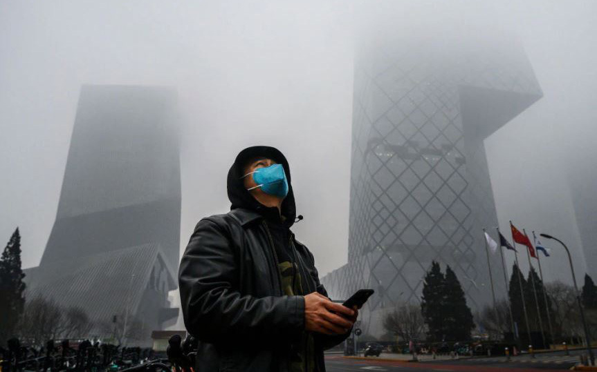 Một người dân đeo khẩu trang trong tình trạng ô nhiễm nặng ở Bắc Kinh. Nguồn: internet