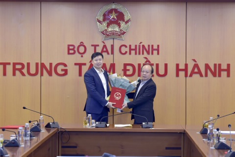 Thứ trưởng Huỳnh Quang Hải trao Quyết định bổ nhiệm đồng ch&iacute; Nguyễn Duy Thịnh giữ chức Chủ tịch Hội đồng Quản trị HNX.