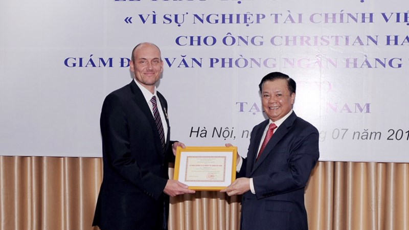 Bộ trưởng Đinh Tiến Dũng trao tặng Kỷ niệm chương “Vì sự nghiệp Tài chính” cho Giám đốc KfW tại Việt Nam