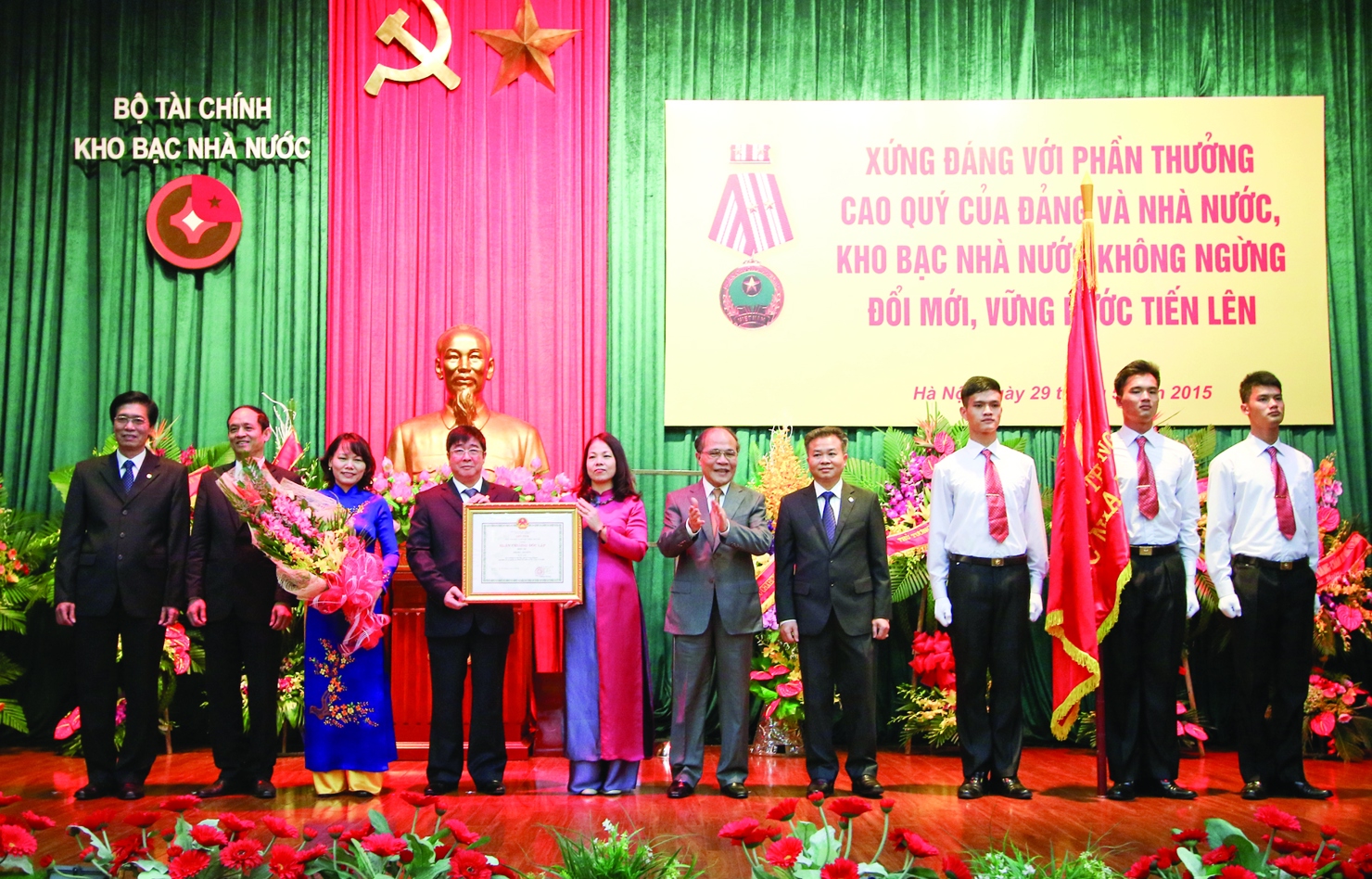 Chủ tịch Quốc hội Nguyễn Sinh Hùng  trao tặng Huân chương Độc lập hạng Nhì cho hệ thống Kho bạc Nhà nước (năm 2015).