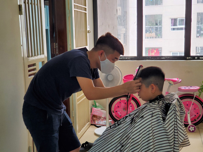 Hàng quán đóng cửa, nhiều người tìm dịch vụ cắt tóc tại nhà trong dịch Covid-19.