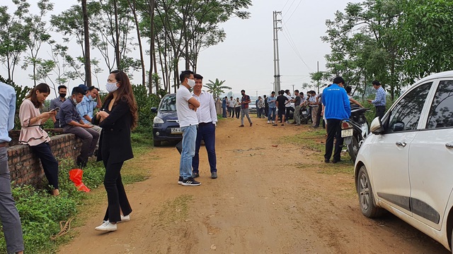 Hàng trăm người đổ về săn đất Hòa Lạc. Nguồn: internet