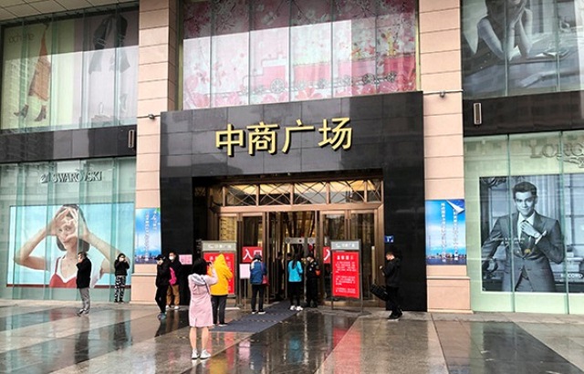 Một trung tâm mua sắm tại Vũ Hán mở cửa đón khách. (Ảnh: Nhân dân)