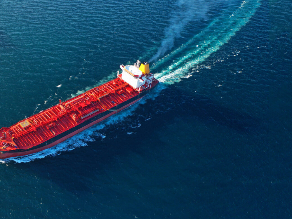 Tắt bộ thu phát tín hiệu là cách để các tàu Nga 'trốn tránh bị phát hiện' trên biển. Ảnh Shutterstock