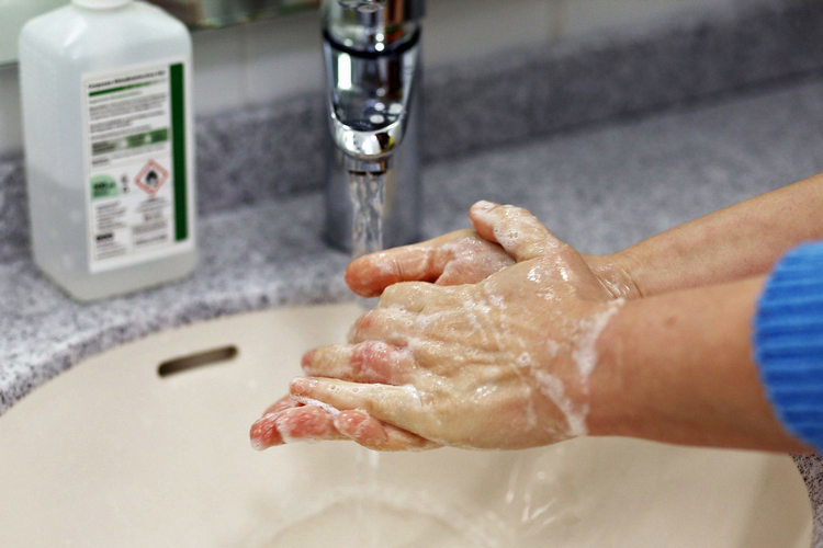 Luôn rửa tay bằng xà phòng dưới vòi nước chảy hoặc bằng dung dịch sát khuẩn. Nguồn: internet