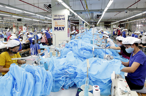 Vải không dệt để sản xuất bộ trang phục phòng chống dịch được miễn thuế nhập khẩu. Nguồn: internet