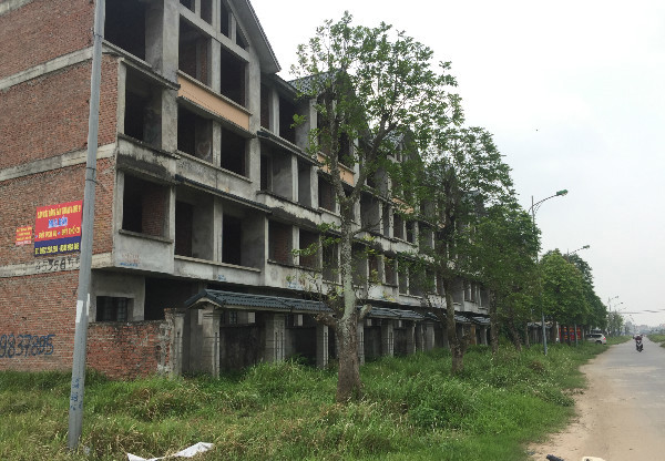 Nhiều khu đô thị, biệt thự mọc lên nhưng bị bỏ hoang ở các vùng ven ngoại thành Hà Nội được người môi giới thổi giá cao chót vót. Nguồn: internet