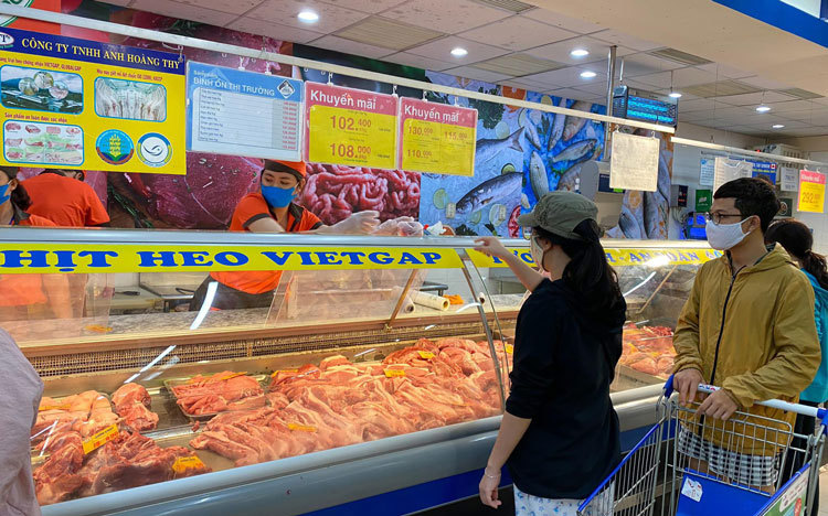 Thịt heo - mặt hàng bình ổn thị trường đang giảm giá hỗ trợ người tiêu dùng trong mùa dịch. Nguồn: internet