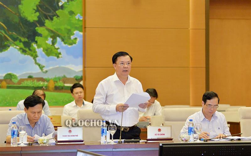 Bộ trưởng Bộ Tài chính Đinh Tiến Dũng trình bày báo cáo tại phiên họp. Nguồn: quochoi.vn
