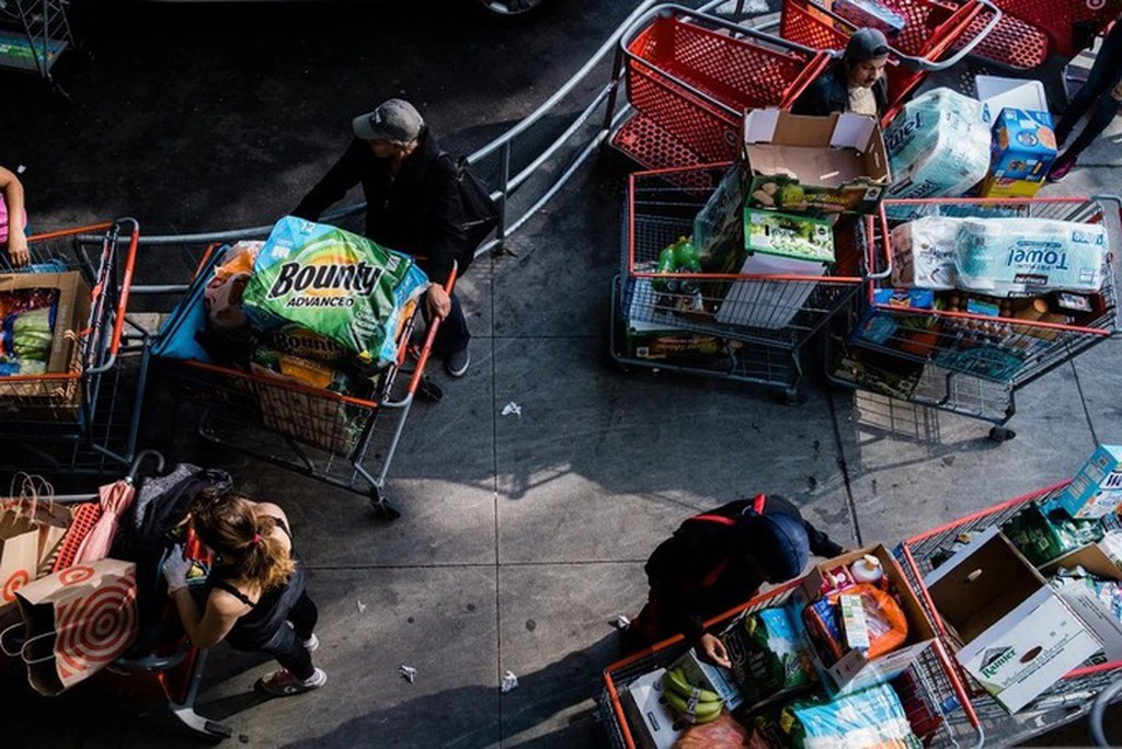 Xe đẩy hàng nhu yếu phẩm của khách đến mua tại East River Plaza ở Manhattan, New York ngày 20/3. Ảnh: NYT.