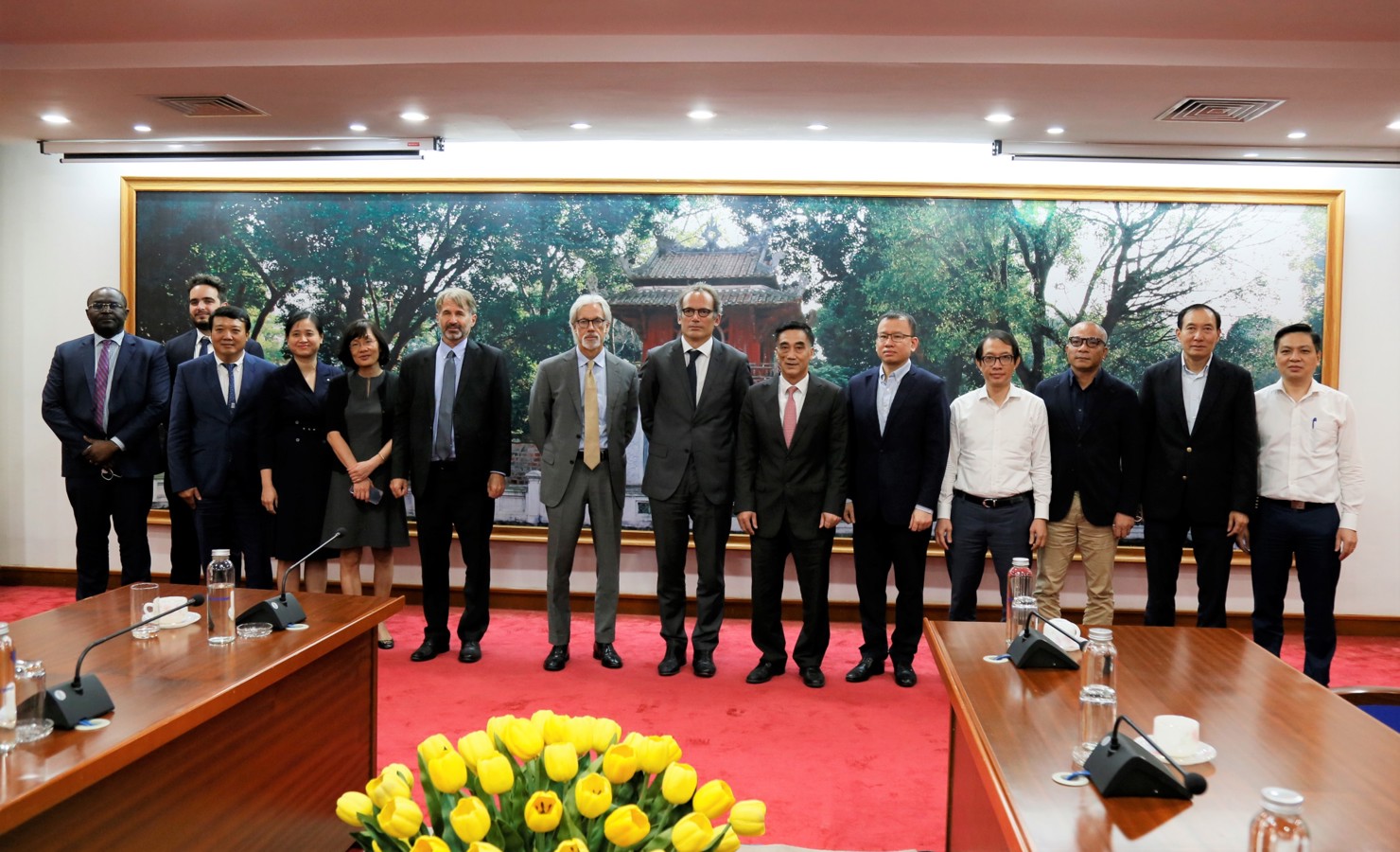Thứ trưởng Trần Xuân Hà, Phó Chủ tịch IFC Alfonso Garcia Mora cùng các đại biểu dự cuộc làm việc.