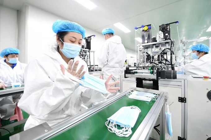 Một dây chuyền sản xuất khẩu trang y tế tại công ty ở Đường Sơn, Hà Bắc, Trung Quốc. Ảnh: Xinhua.