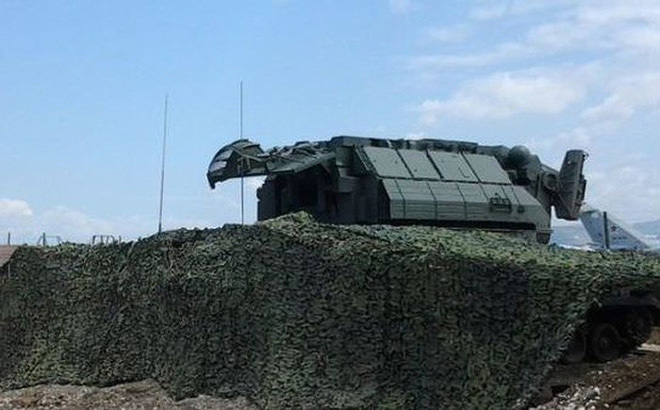 Những hình ảnh đầu tiên của tổ hợp tên lửa phòng không Tor-M2 được Nga triển khai tại căn cứ Hmeimim trên đất Syria.