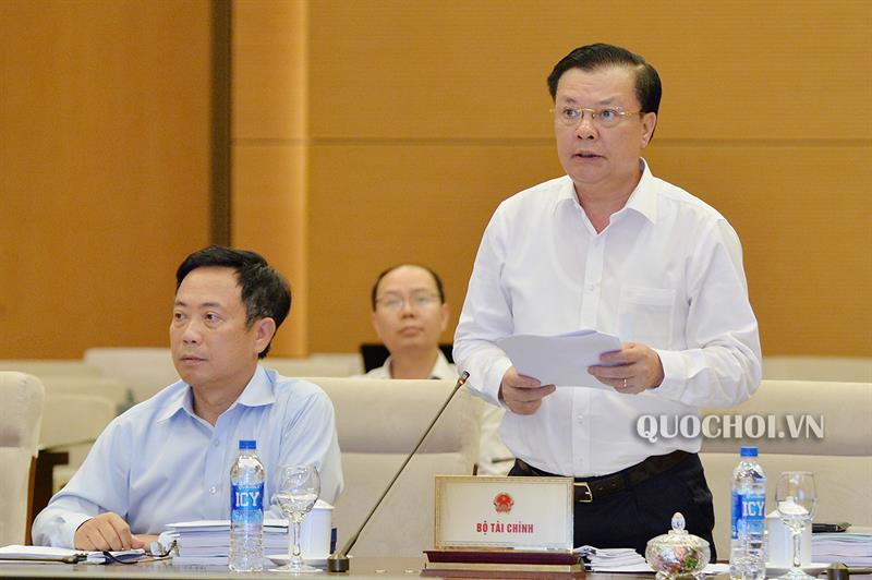Bộ trưởng Bộ Tài chính Đinh Tiến Dũng trình bày Tờ trình dự án Luật Chứng khoán (sửa đổi) tại phiên họp. Nguồn: QH