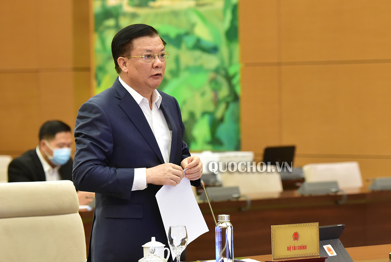 Bộ trưởng Bộ Tài chính Đinh Tiến Dũng báo cáo kết quả thực hành tiết kiệm chống lãng phí năm 2019. Nguồn: QH