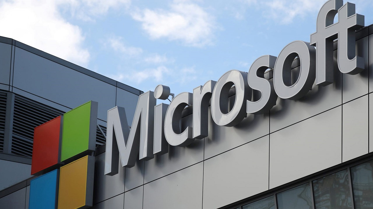 Logo của Microsoft tại trụ sở Los Angeles, California, Mỹ. Ảnh: Lucy Nicholson/Reuters