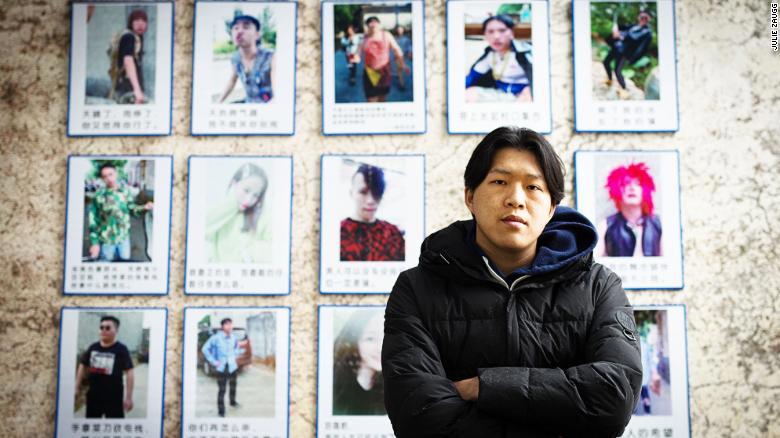  Wu Nengji đứng trước các bức hình trên tường chụp các diễn viên thường xuyên xuất hiện trong video của anh ấy, hầu hết trong số họ đều là bạn thời thơ ấu của anh ta. 