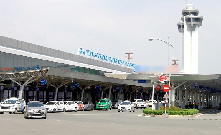  Sân bay Tân Sơn Nhất đang đón gần 40 triệu hành khách mỗi năm. Ảnh: Đoàn Loan 