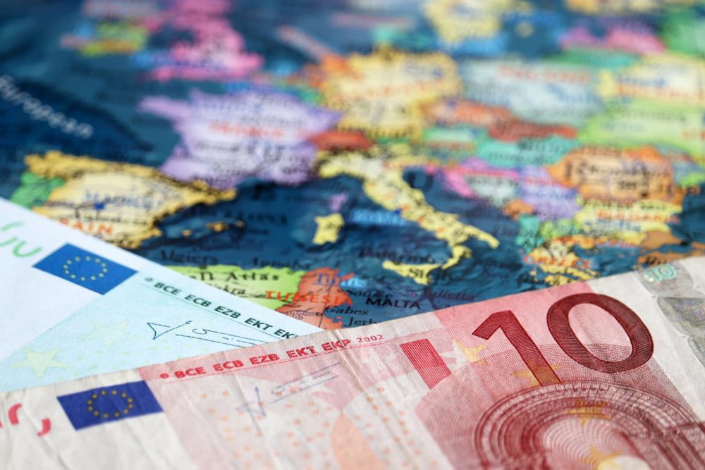  Khu vực đồng euro đang phải chịu những thiệt hại nặng nề do đại dịch COVID-19.  Ảnh: Reuters 