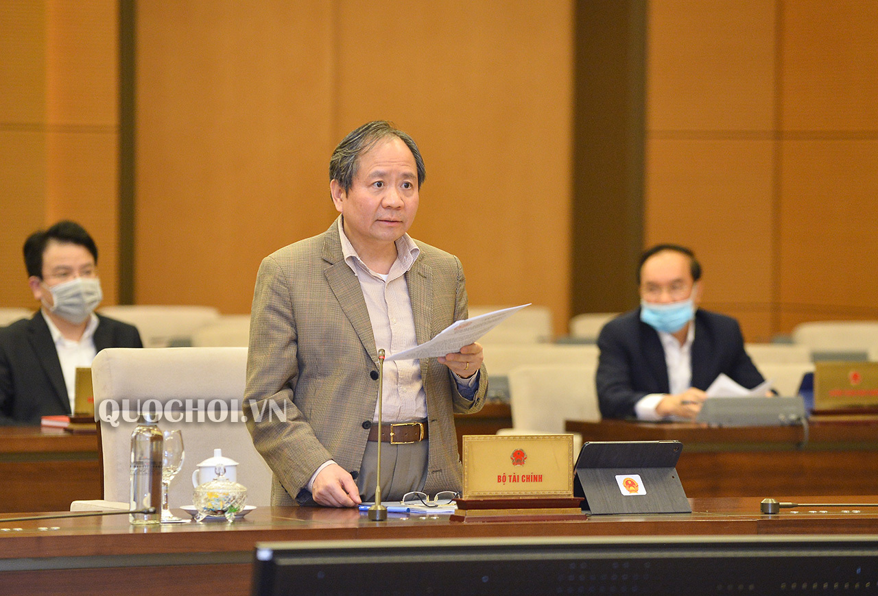 Thứ trưởng Bộ Tài chính Đỗ Hoàng Anh Tuấn trình bày Tờ trình tại phiên họp. Nguồn: QH