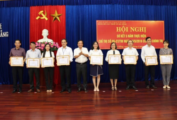 Đảng bộ Cục Thuế TP. Đà Nẵng trao tặng Bằng khen cho các tập thể, cá nhân điển hình trong học tập và làm theo tư tưởng, đạo đức, phong cách Hồ Chí Minh.