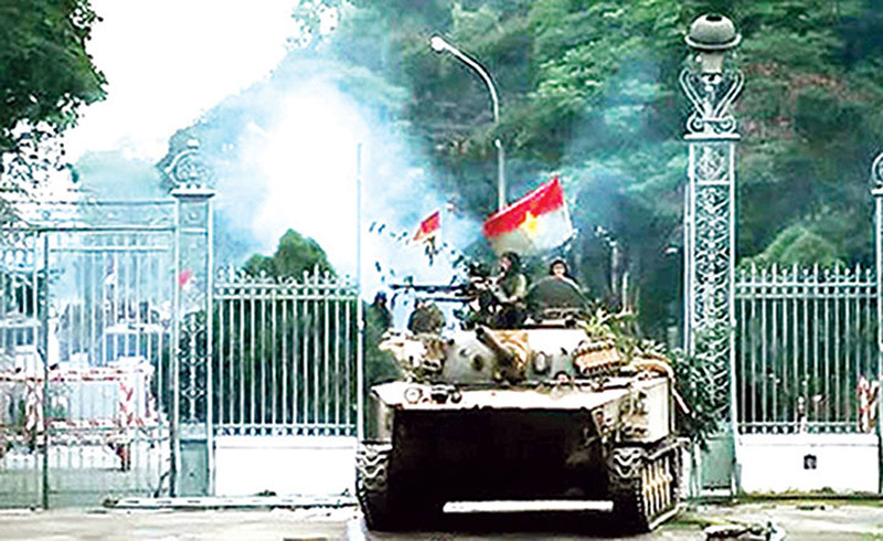 Xe tăng quân giải phóng tiến vào Dinh Độc Lập ngày 30/4/1975. (Ảnh tư liệu)