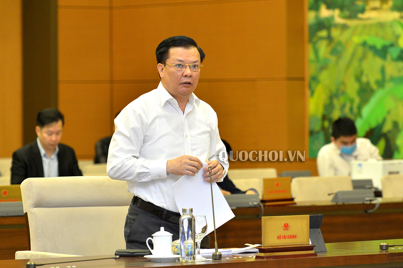  Bộ trưởng Bộ Tài chính Đinh Tiến Dũng trình bày Tờ trình về dự thảo Nghị quyết của Quốc hội về miễn thuế sử dụng đất nông nghiệp. Nguồn: QH