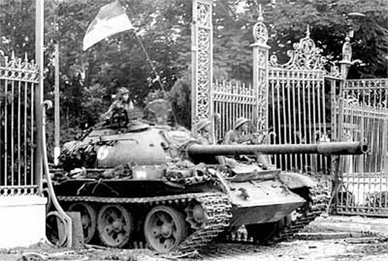 Xe tăng quân giải phóng tiến vào dinh Độc Lập trưa ngày 30/4/1975. Ảnh tư liệu. Nguồn: internet