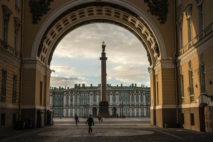  Quảng trường Cung điện ở St. Petersburg (Nga) giữa tháng 4. Ảnh: NYT 