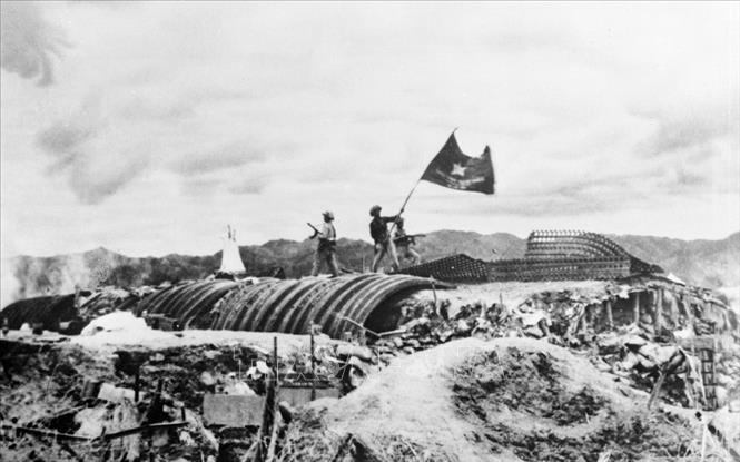  Ngày 7/5/1954, lá cờ đỏ sao vàng tung bay trên nóc hầm chỉ huy của tướng Đờ-cát – đã kết thúc thắng lợi chiến dịch Điện Biên Phủ. (Ảnh tư liệu TTXVN)