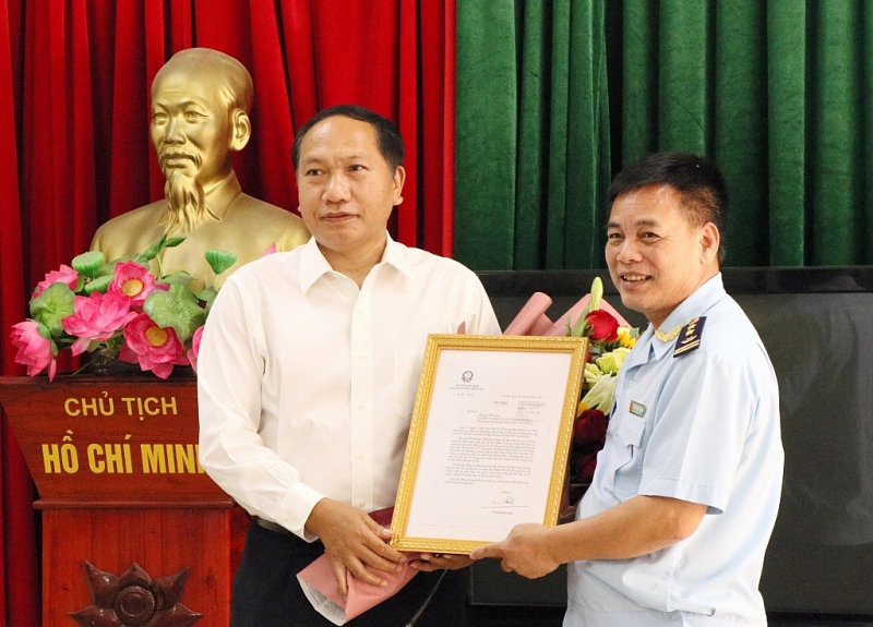 Chánh Văn phòng Thường trực Ban Chỉ đạo 389 quốc gia Đàm Thanh Thế (trái) trao Thư khen cho lãnh đạo Hải đội 1. Ảnh: Thu Trang.