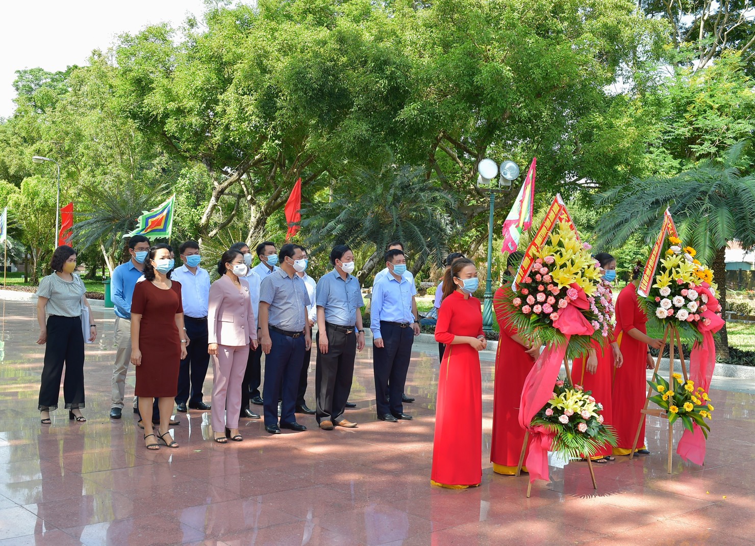 Bộ trưởng Hồ Đức Phớc và lãnh đạo tỉnh Bình Định dâng hương tưởng niệm tại Bảo tàng Quang Trung, tỉnh Bình Định. Ảnh: MT