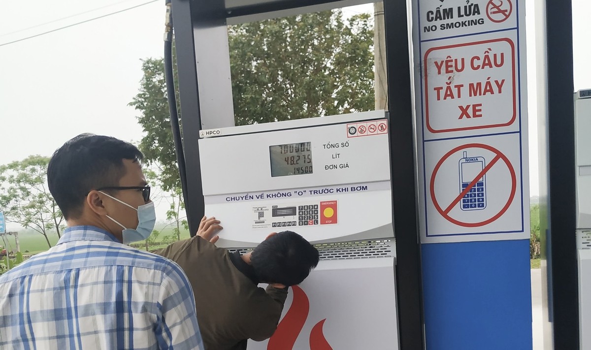 Lực lượng chức năng lấy mẫu xăng dầu tại cửa hàng của Công ty TNHH Nguyên Thơm đi kiểm tra. Ảnh: QLTT Ninh Bình.