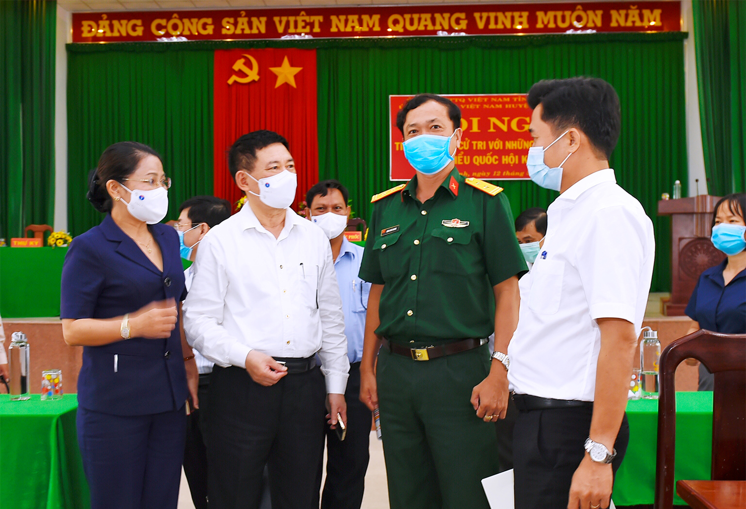 Bộ trưởng Hồ Đức Phớc (thứ hai từ trái sang) trao đổi cùng các cử tri. Ảnh: Minh Tuấn