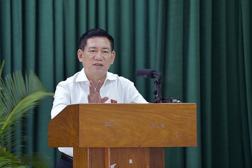 Bộ trưởng Hồ Đức Phớc phát biểu tại cuộc tiếp xúc cử tri huyện Tây Sơn, Bình Định. Ảnh: Minh Tuấn.