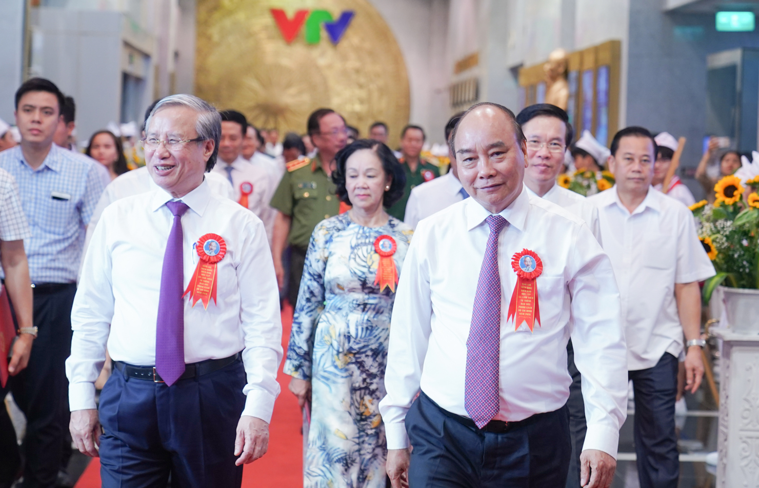 Thủ tướng Nguyễn Xuân Phúc và các đồng chí lãnh đạo Đảng, Nhà nước dự chương trình. Ảnh: VGP/Quang Hiếu