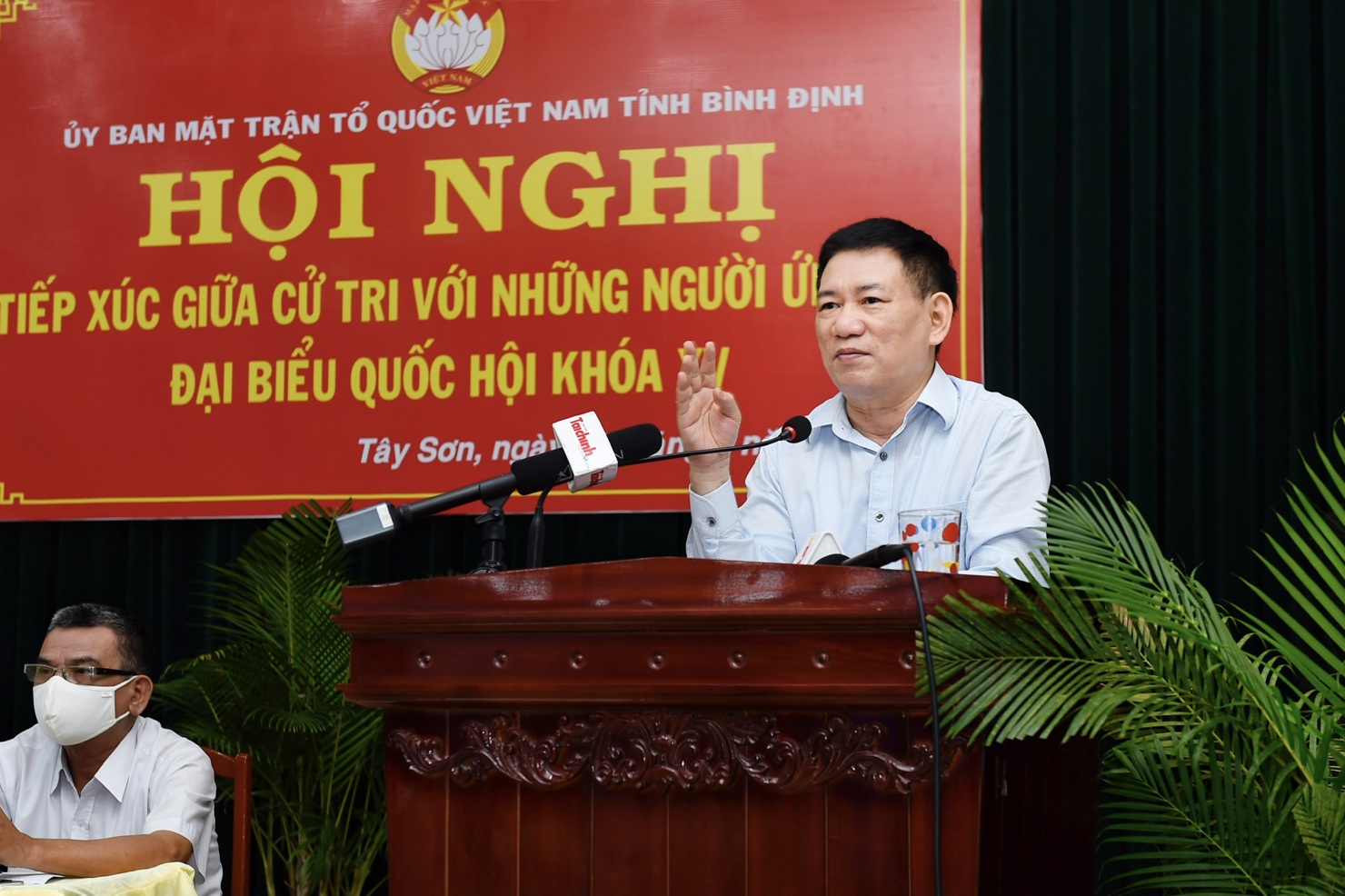 Bộ trưởng Hồ Đức Phớc trình bày chương trình hành động của mình tại cuộc tiếp xúc cử tri tại Thị trấn Phú Phong, huyện Tây Sơn, tỉnh Bình Định. Ảnh: Minh Tuấn