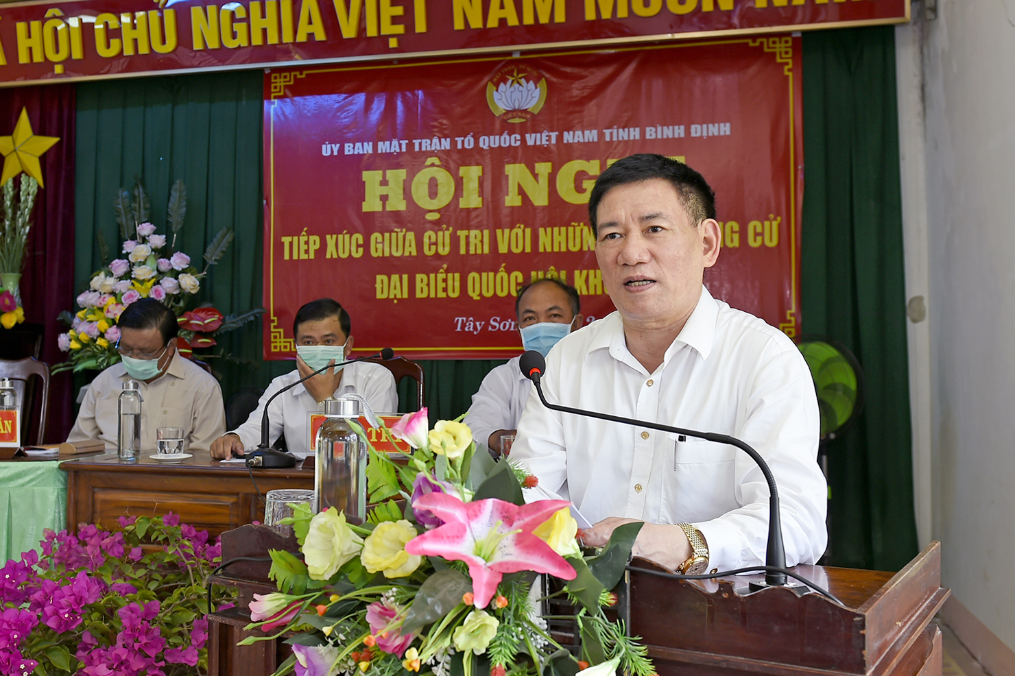 Bộ trưởng Hồ Đức Phớc giải đáp nhiều kiến nghị của cử tri tại huyện Tây Sơn. Ảnh: Minh Tuấn