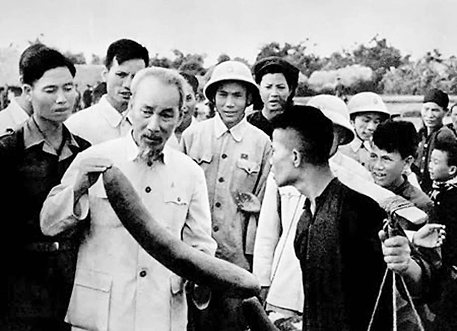 Chủ tịch Hồ Chí Minh với nông dân xã Ái Quốc, huyện Nam Sách, Hải Dương (tháng 5/1957).