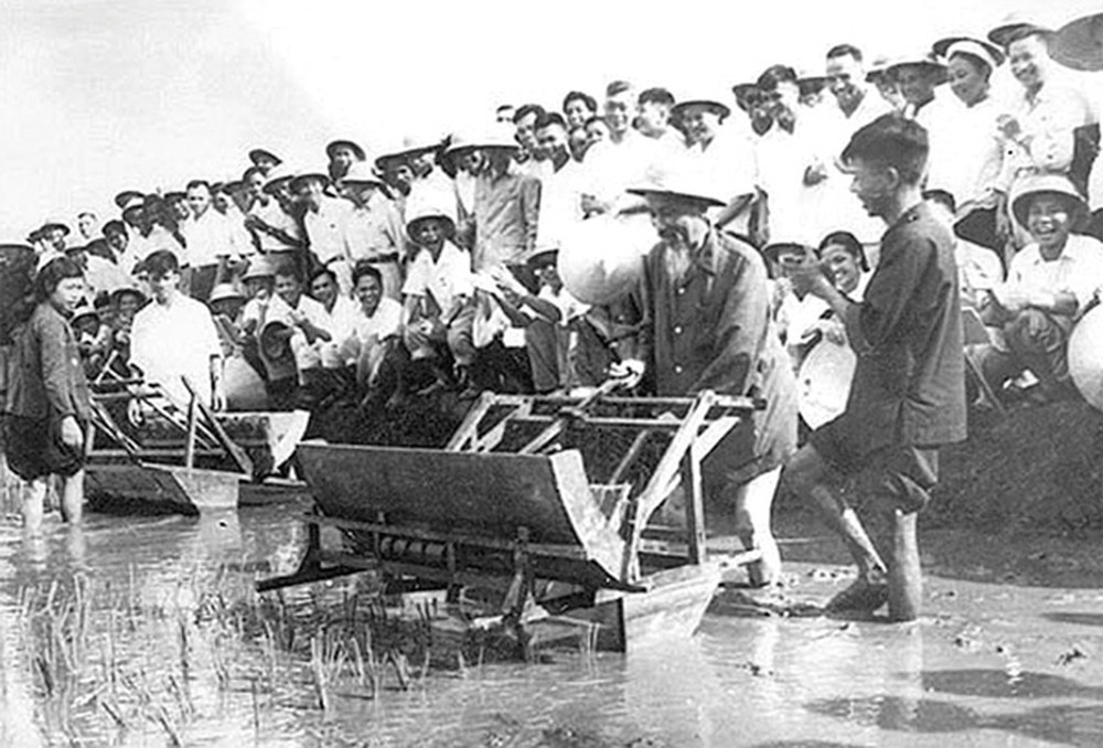 Chủ tịch Hồ Chí Minh thăm và trực tiếp vận hành thử nghiệm máy cấy tại Trại thí nghiệm  thuộc Sở Nông lâm – Hà Nội (năm 1960).